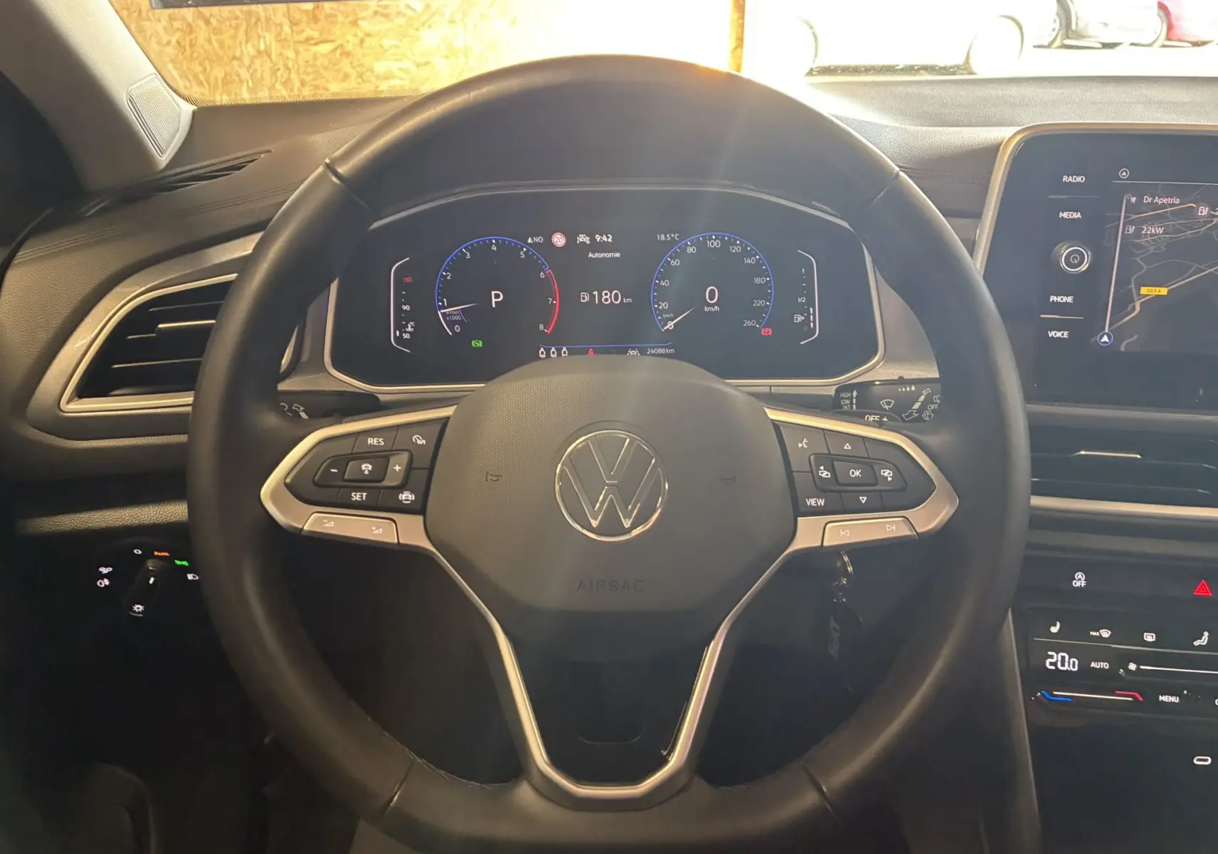Vue centrée sur le volant noir et le tableau de bord numérique du Volkswagen T-Roc 2.0 TDI 150 DSG7 2025.