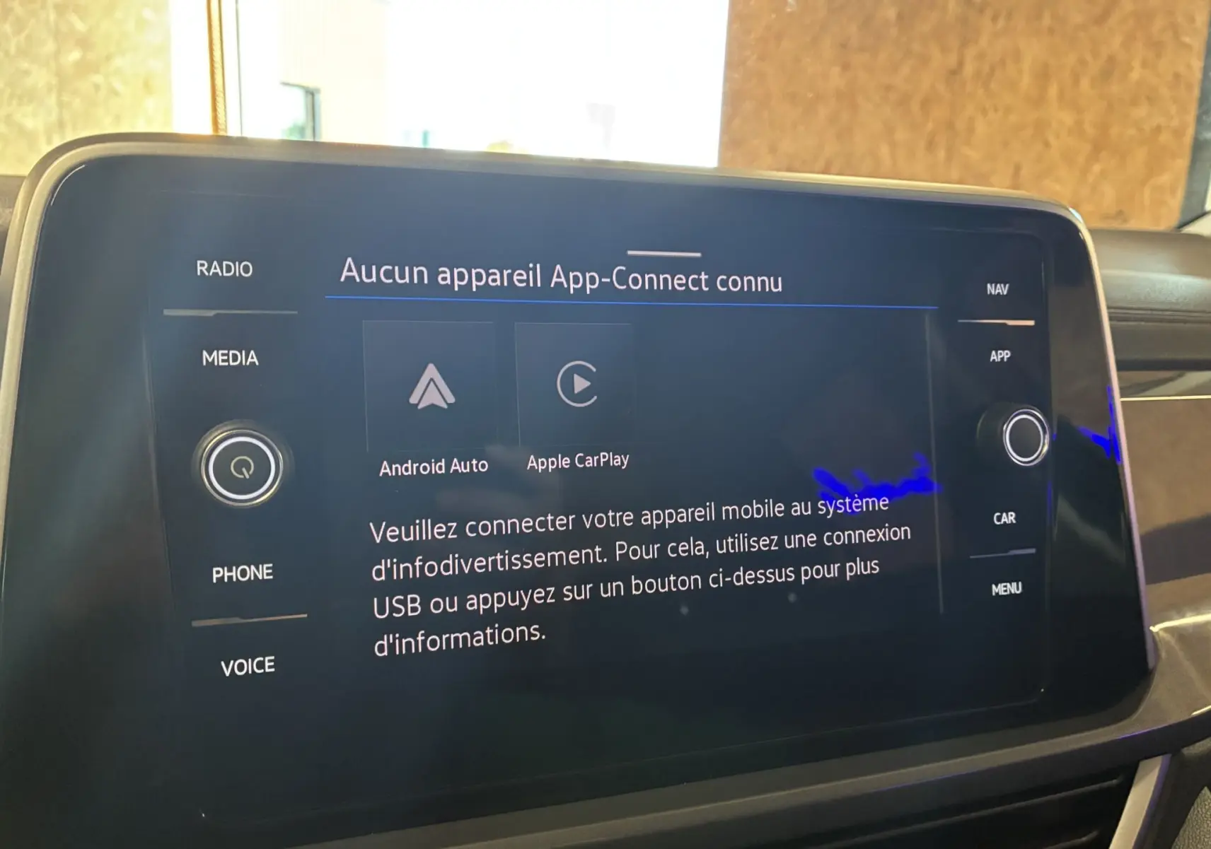 Écran tactile central du Volkswagen T-Roc noir 2025 affichant la connexion Android Auto et Apple CarPlay inactive.