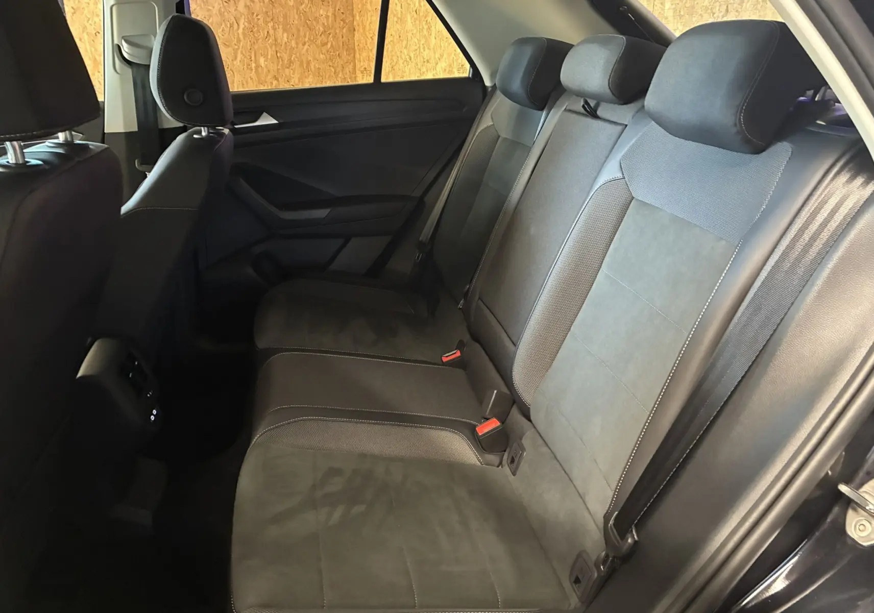 Vue intérieure côté droit des sièges arrière en tissu noir du Volkswagen T-Roc 2025, version Life Plus Goal.