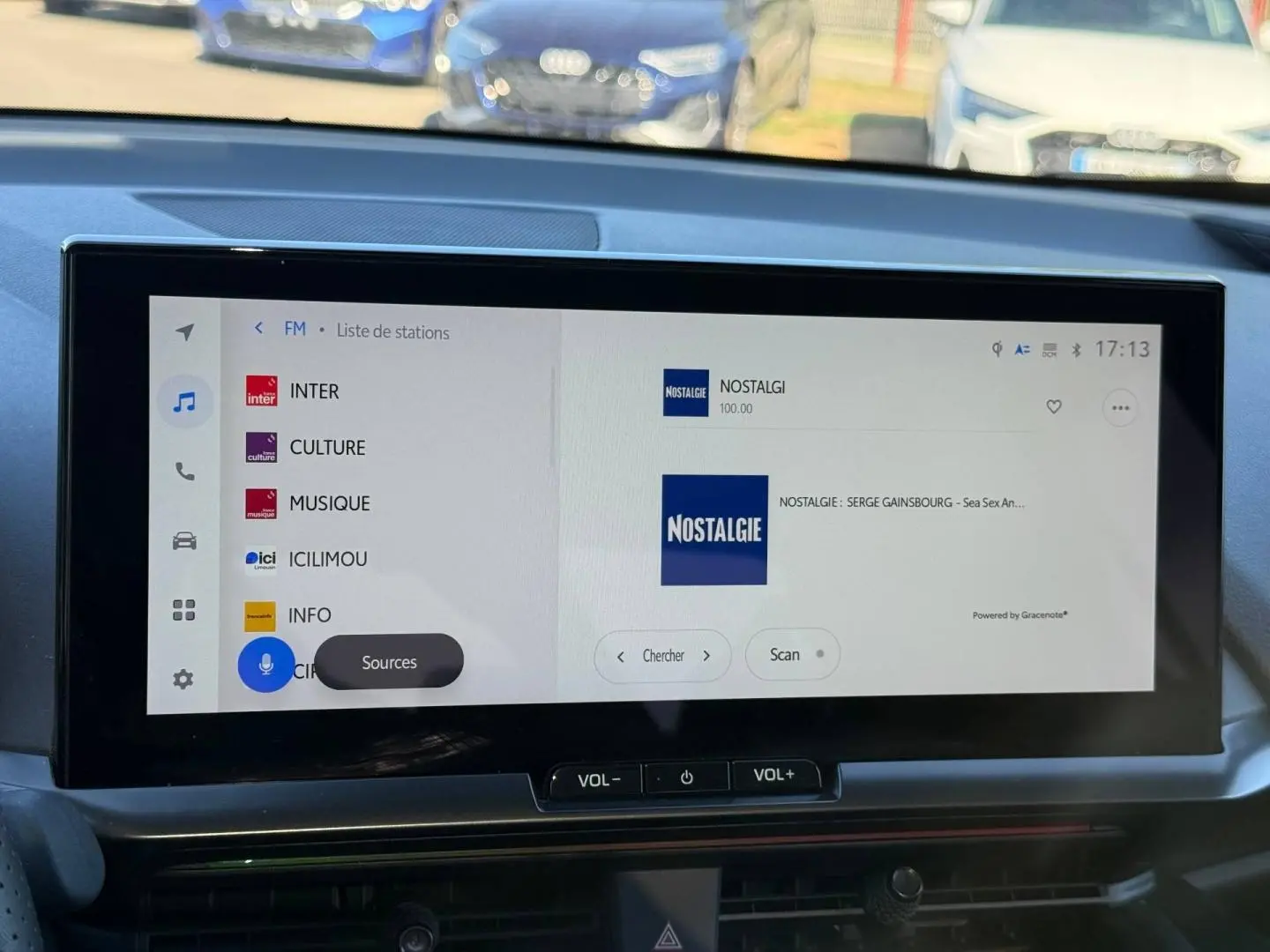 Écran tactile central du Toyota C-HR 2.0 Hybride 200ch GR Sport 2025 affichant la liste des stations radio.