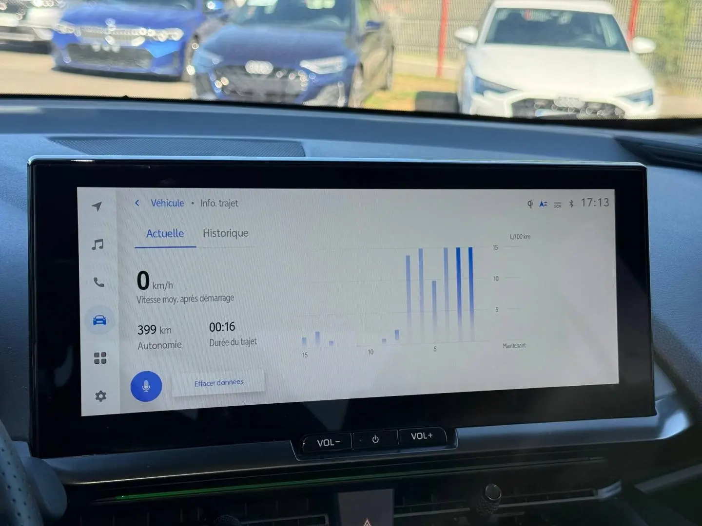 Vue intérieure centrée sur l'écran tactile du tableau de bord du Toyota C-HR 2.0 Hybride gris Atlas, affichant les infos de trajet.