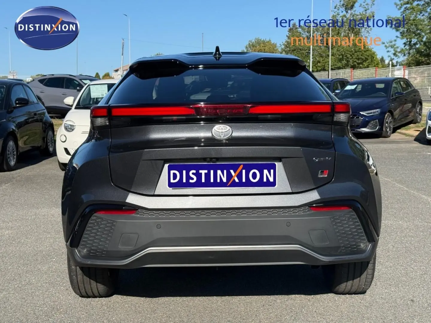 Vue arrière d'un Toyota C-HR 2.0 Hybride GR Sport 2025 en gris Atlas métallisé bi-ton, avec feux LED continus rouges.