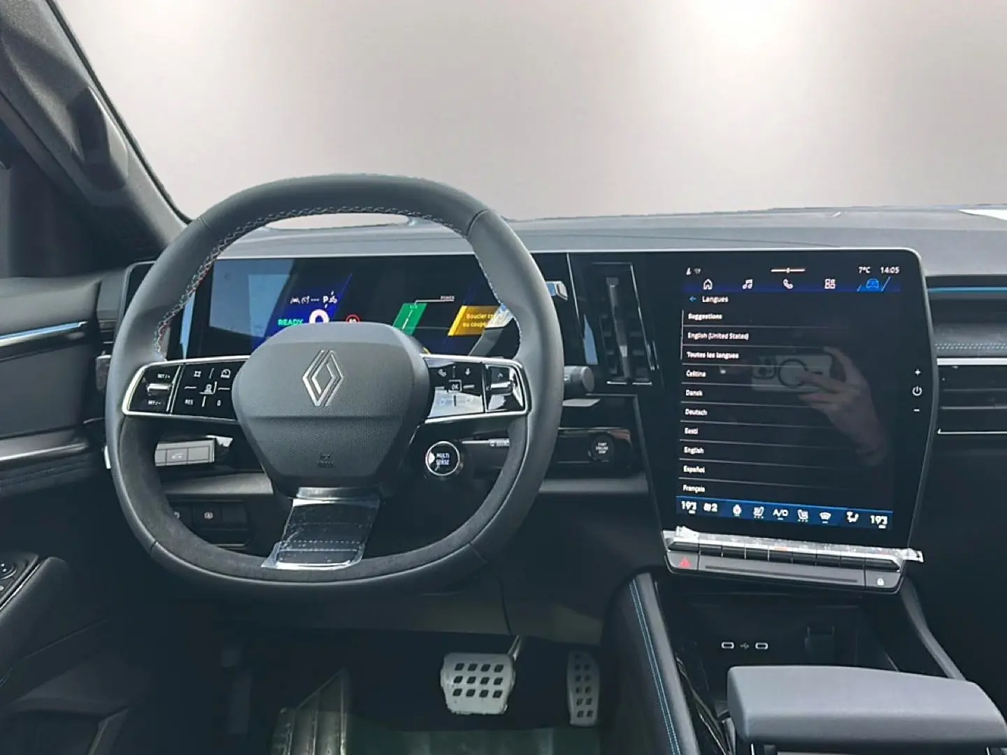 Vue intérieure frontale du tableau de bord et volant noir du Renault Austral 2026 avec écran tactile vertical et finitions carbone.