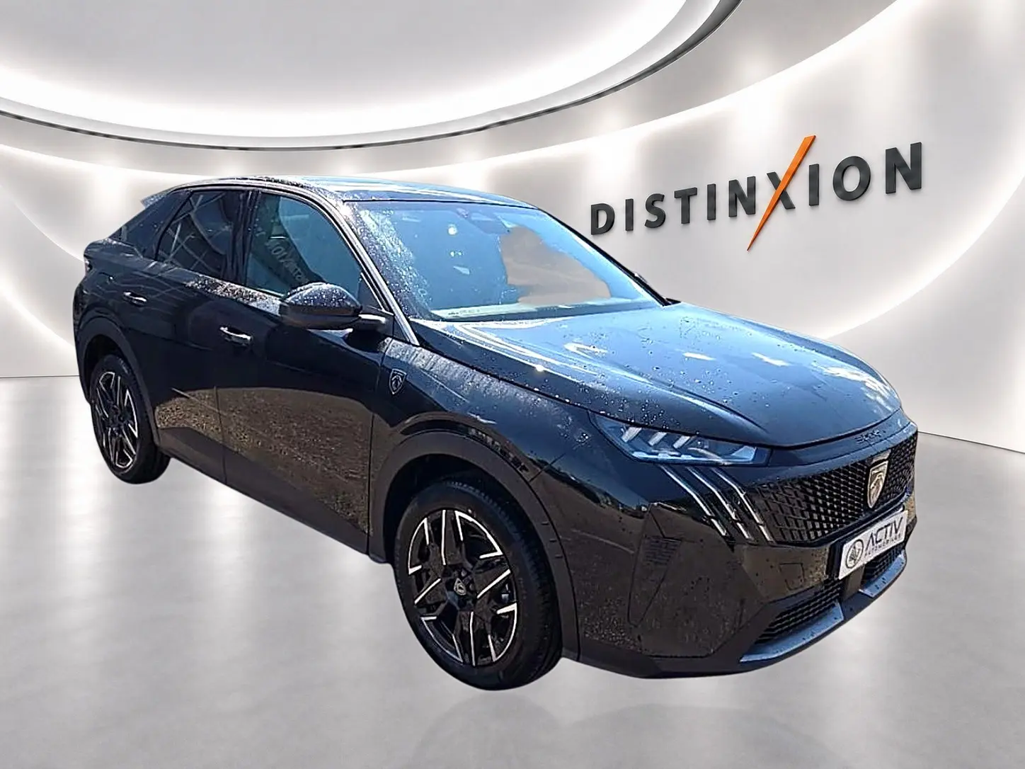 Peugeot 3008 noir vue 3/4 avant droit en intérieur avec jantes alu et calandre distinctive GT.