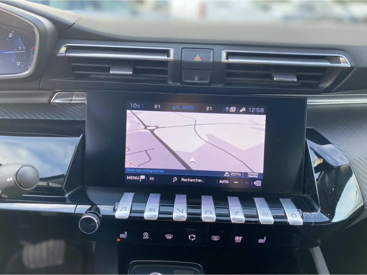 Écran tactile central du Peugeot 508 SW gris Artense 2021 affichant la navigation avec commandes piano en dessous.