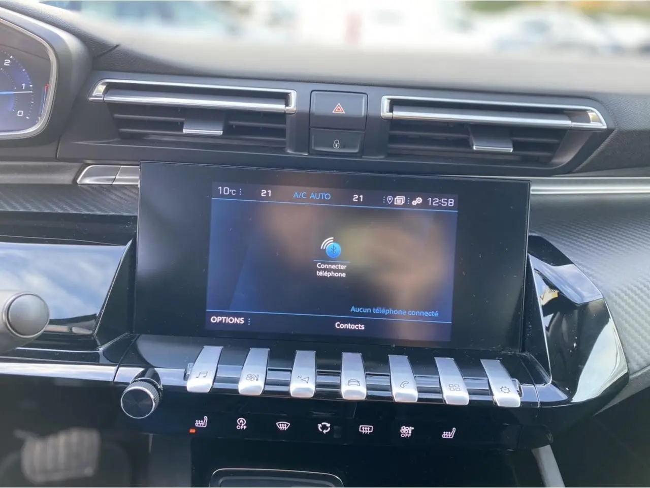 Tableau de bord du Peugeot 508 SW 2021 avec écran tactile central et commandes piano en vue frontale rapprochée.