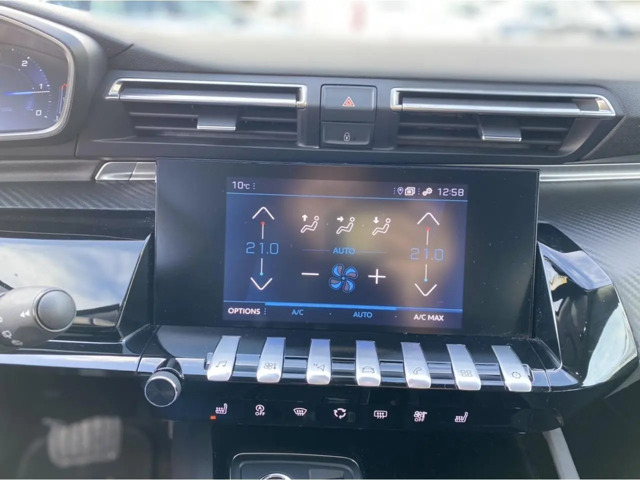 Écran tactile central et commandes de climatisation du tableau de bord du Peugeot 508 SW gris Artense 2021.