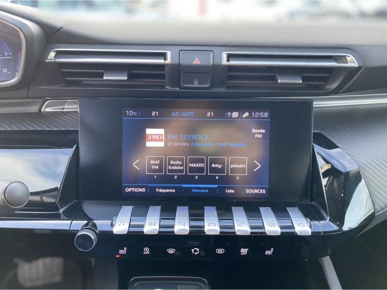 Écran tactile central du Peugeot 508 SW Active Pack 2021 avec commandes piano et affichage radio FM Skyrock.