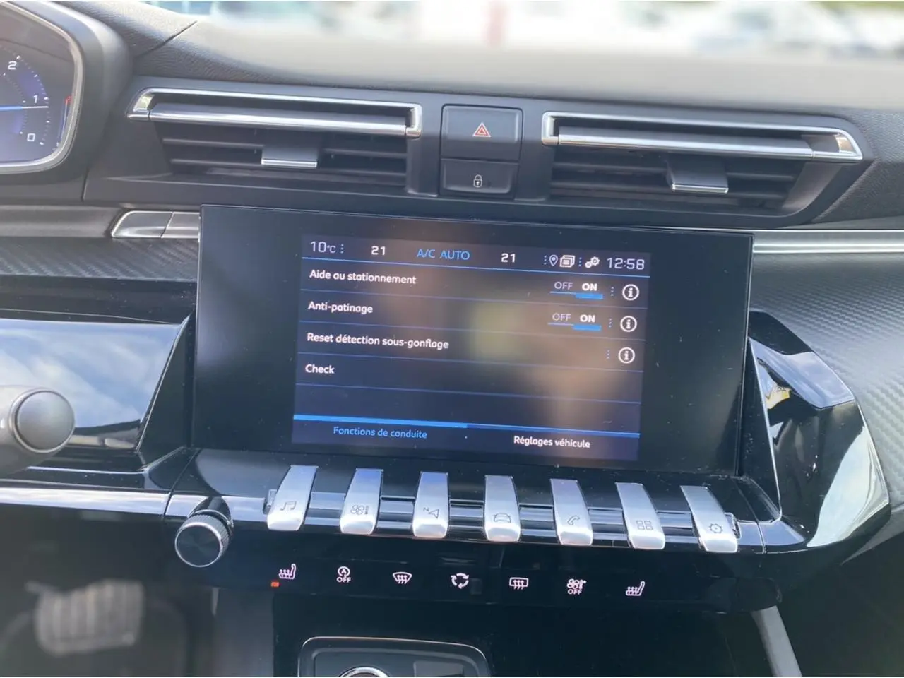 Vue rapprochée de l'écran tactile central et des commandes piano du tableau de bord du Peugeot 508 SW gris Artense.