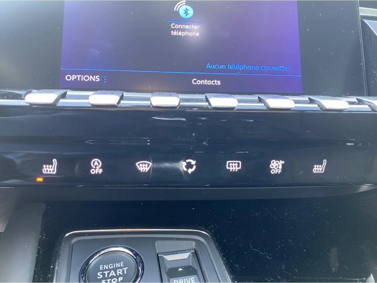 Détail du tableau de bord Peugeot 508 SW 2021 montrant les commandes tactiles et l'écran multimédia.