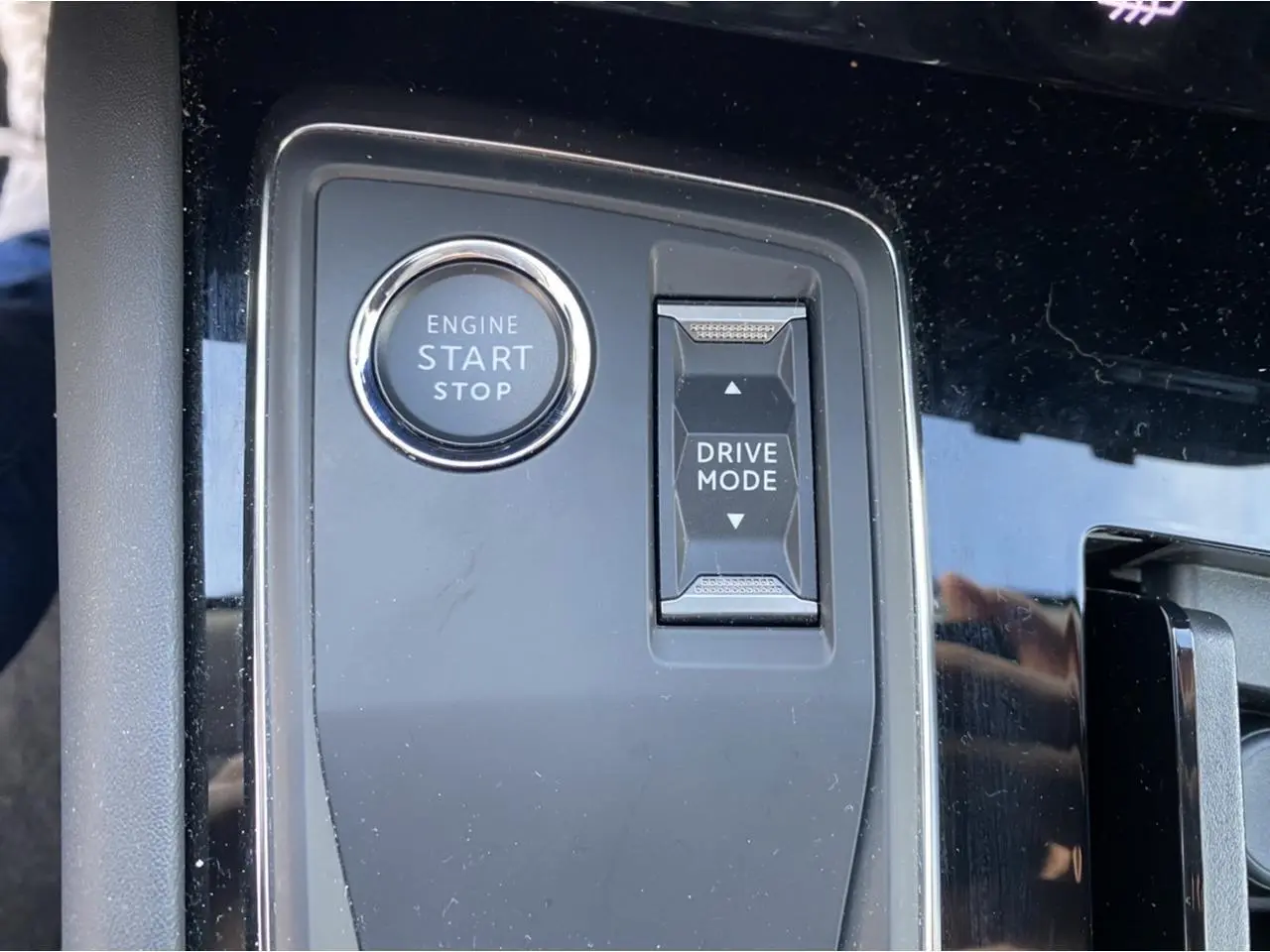 Gros plan sur la console centrale du Peugeot 508 SW Active Pack, bouton start/stop et commande drive mode visibles.