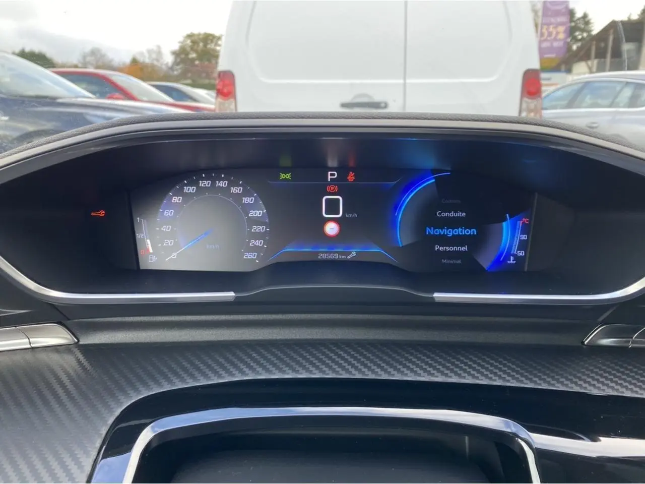 Tableau de bord numérique Peugeot 508 SW 2021 affichant la navigation et la vitesse à 0 km/h.