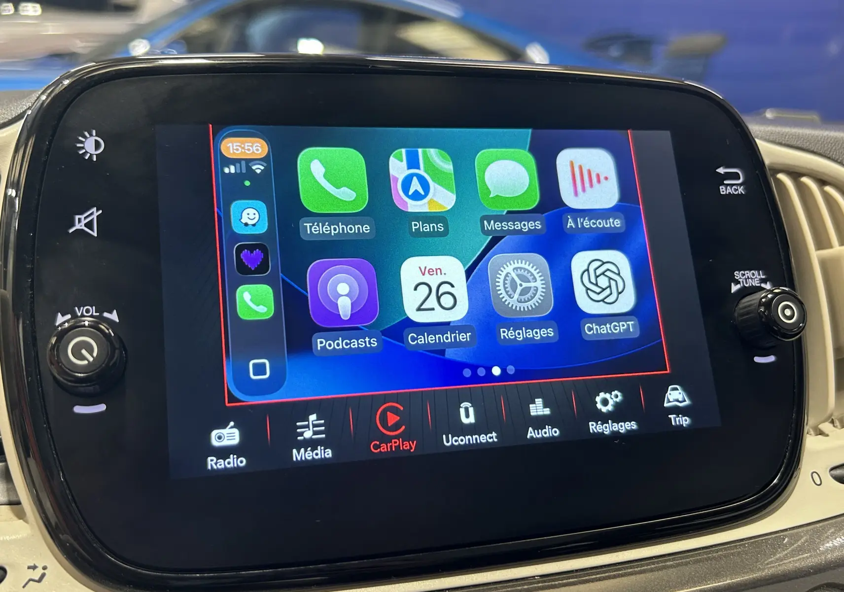 Écran tactile central de la Fiat 500 gris 2022 affichant Apple CarPlay avec icônes d'applications.