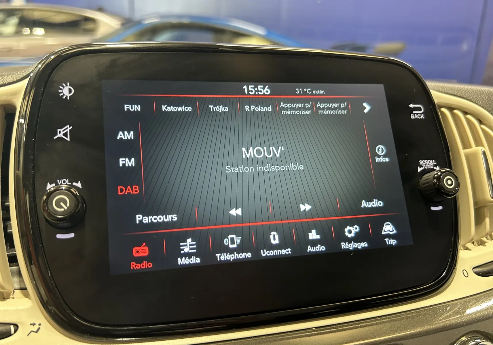 Écran tactile central de la Fiat 500 gris, affichant la radio DAB avec station indisponible, entouré de commandes.
