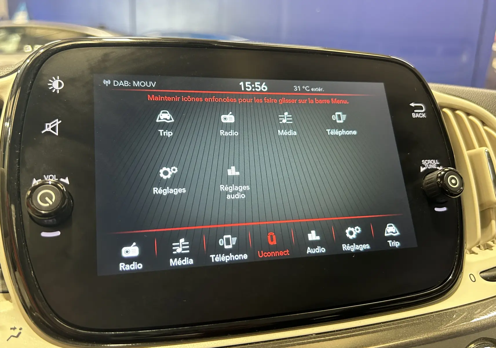 Écran tactile central de la Fiat 500 Dolcevita 2022 affichant les options radio, média, téléphone et réglages.