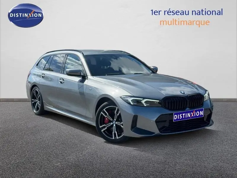 BMW Série 3 320dA xDrive M Sport gris métallisé vue 3/4 avant avec jantes sport et calandre noire distinctive.