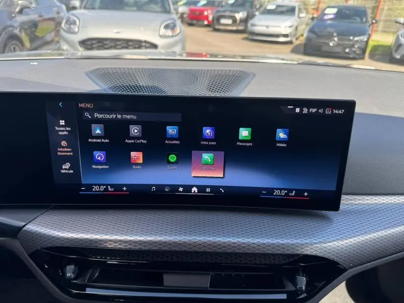 Vue intérieure du tableau de bord de la BMW Série 3 320dA xDrive 2025 avec écran tactile large et finition moderne.