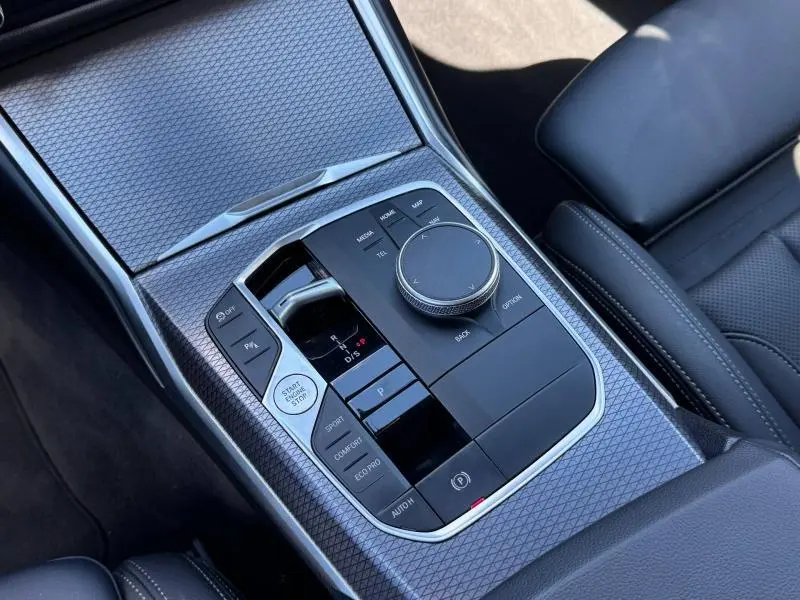 Gros plan sur la console centrale de la BMW Série 3 320dA xDrive 2025 avec finition M Sport et surface Skyscrapergrau métallisée.