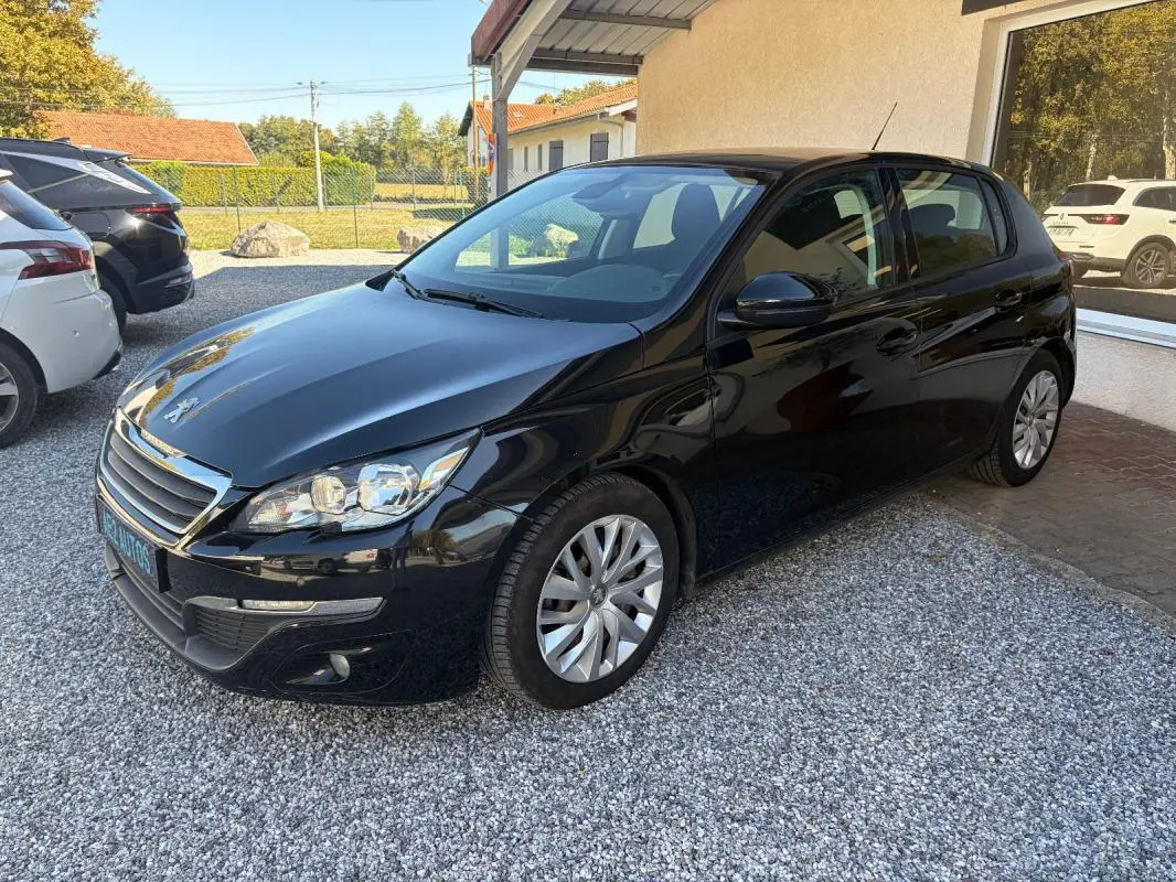 Peugeot 308 Active noire vue en 3/4 avant droit, avec calandre chromée et jantes alliage multibranches.