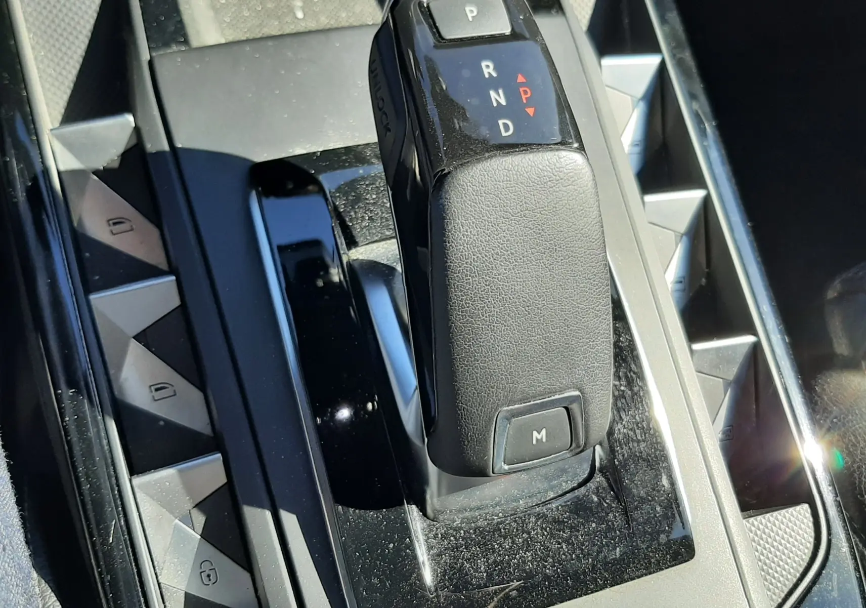Le levier de boîte automatique noir du DS3 Crossback 2021, vue rapprochée du console centrale.