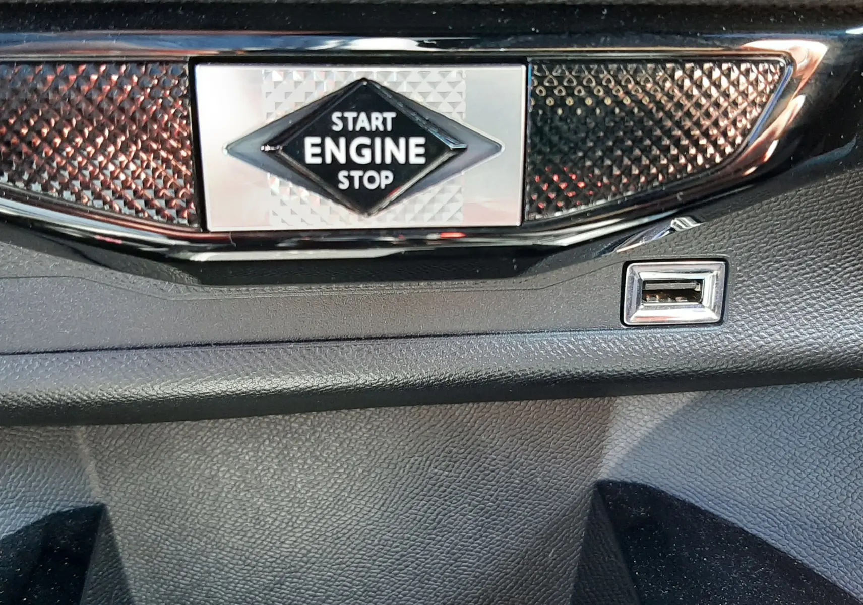 Détail du bouton Start Engine Stop et port USB sur la console noire du DS3 Crossback gris foncé 2021.