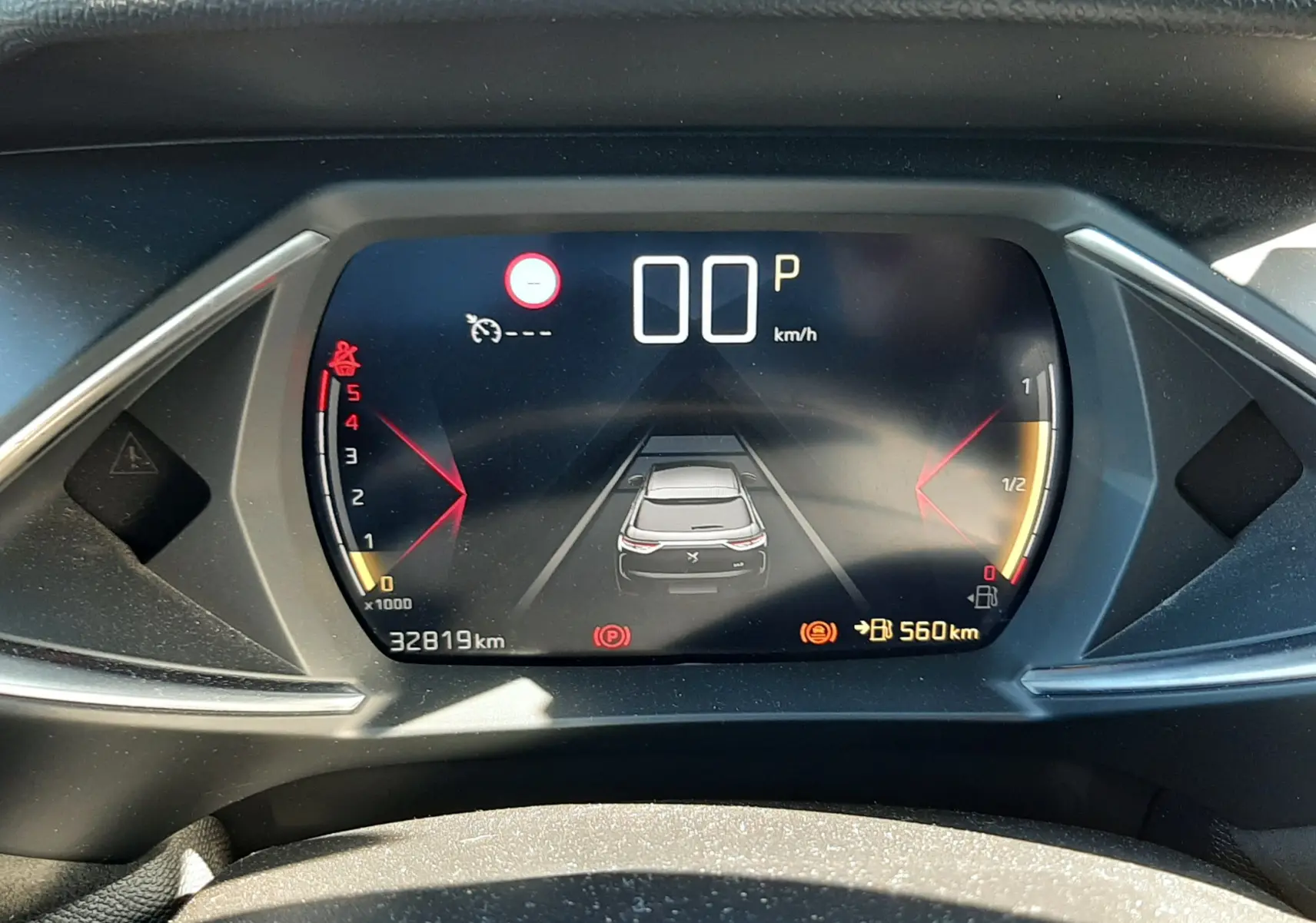 Tableau de bord numérique du DS3 Crossback 2021 montrant la vitesse à 0 km/h et l'autonomie de 560 km.