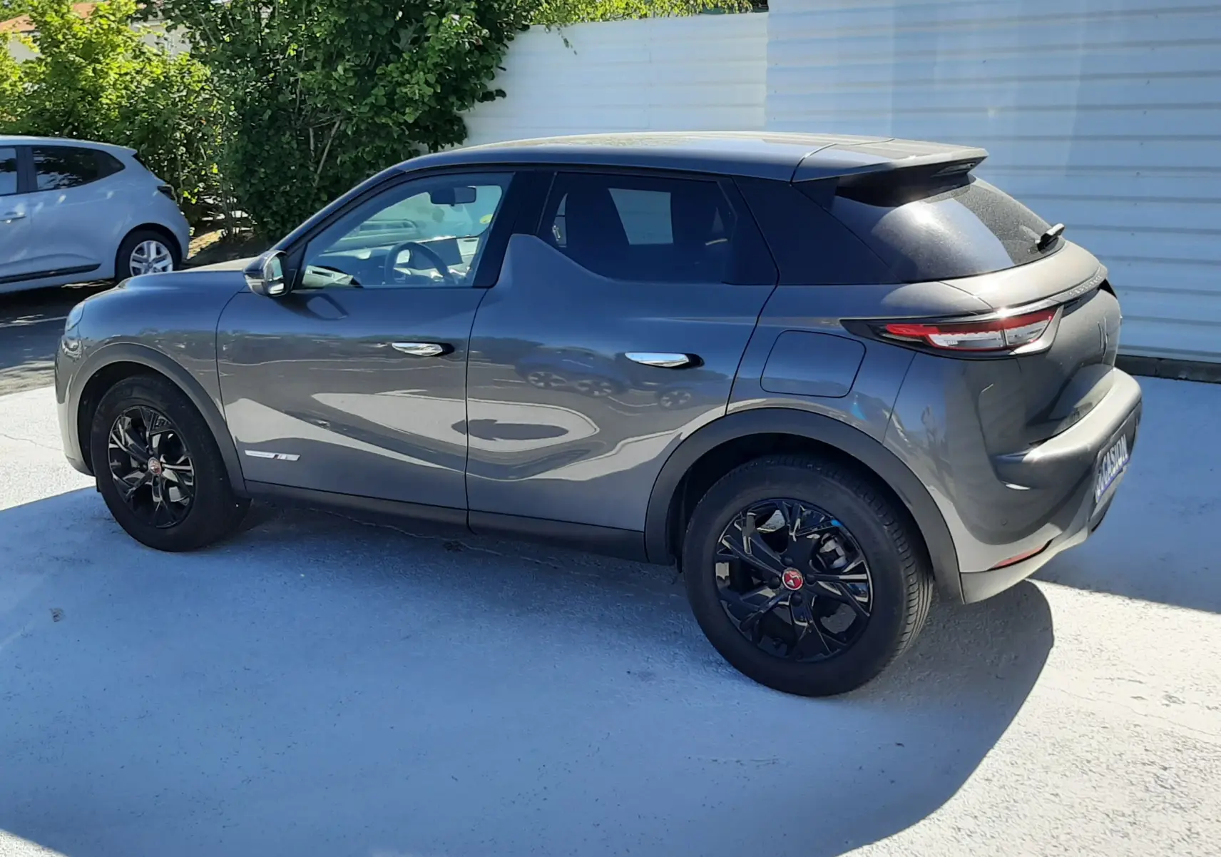 DS3 Crossback gris foncé vu de trois quarts arrière droit, avec jantes noires et toit noir contrasté.