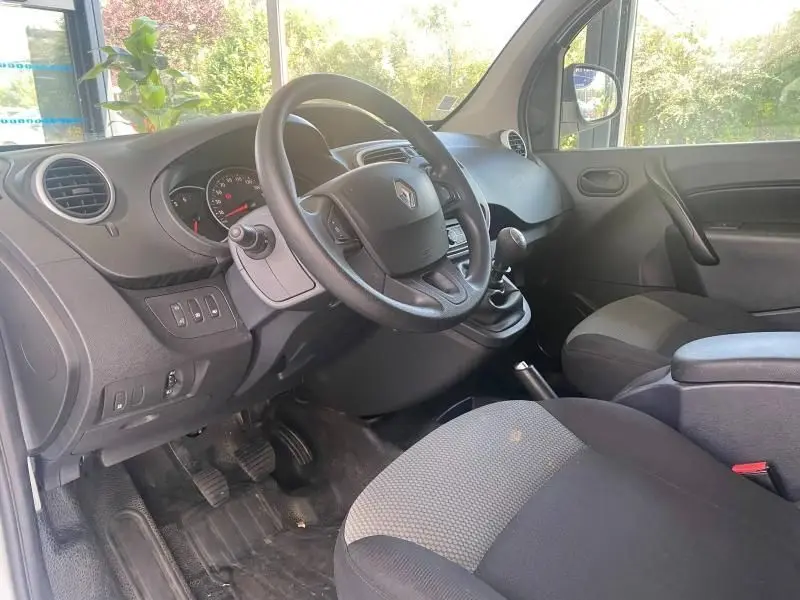 Intérieur avant droit du Renault Kangoo Express 2022, volant multifonction et sellerie noire avec tissu gris.