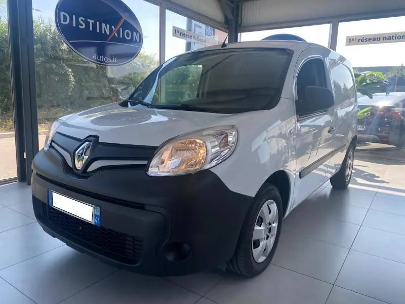 Renault Kangoo Express blanc vu en 3/4 avant droit, avec pare-chocs noir mat et portes latérales vitrées.