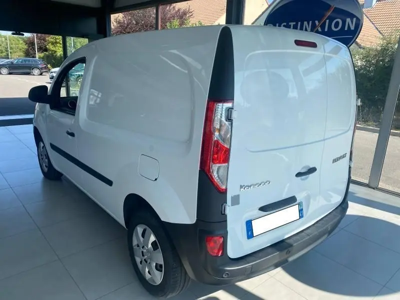 Vue 3/4 arrière droite du Renault Kangoo Express blanc, fourgon compact avec portes arrière pleines et feux verticaux.