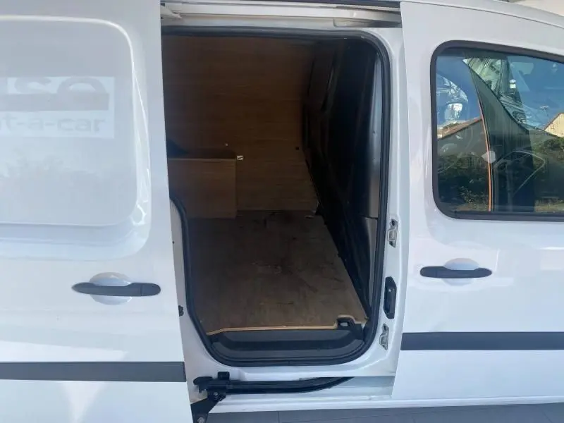 Vue latérale droite du Renault Kangoo Express blanc 2022 avec porte coulissante ouverte montrant l’espace de chargement vide en bois.