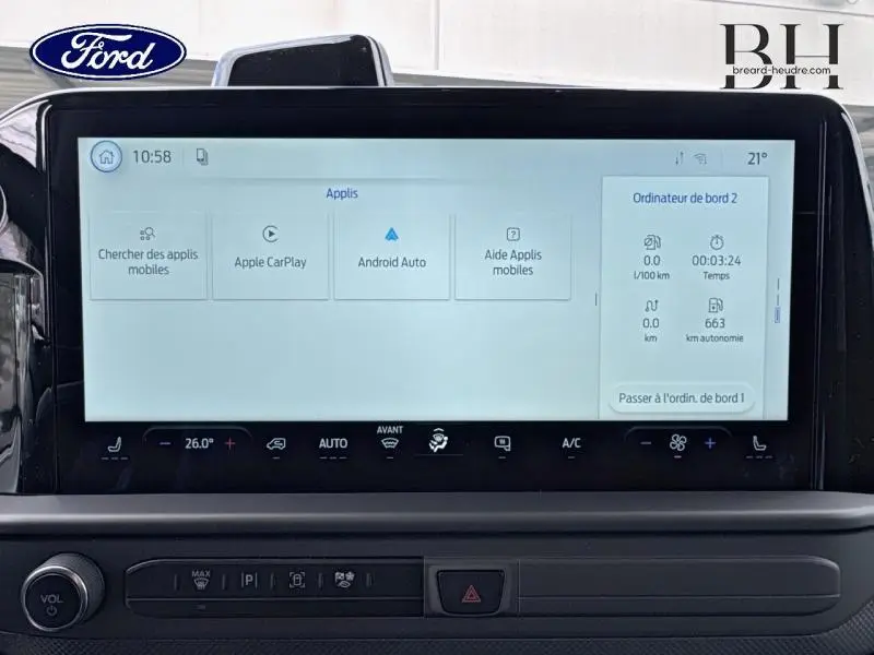 Vue rapprochée de l’écran tactile central du Ford Transit Custom 2026 affichant les applications Apple CarPlay et Android Auto.