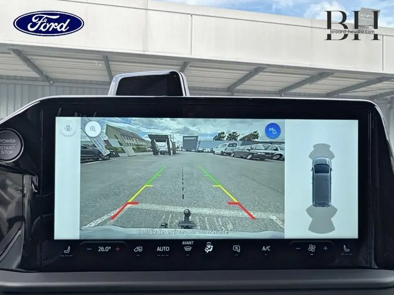 Écran tactile intérieur montrant la caméra de recul et l’aide au stationnement du Ford Transit Custom gris Magnetic.