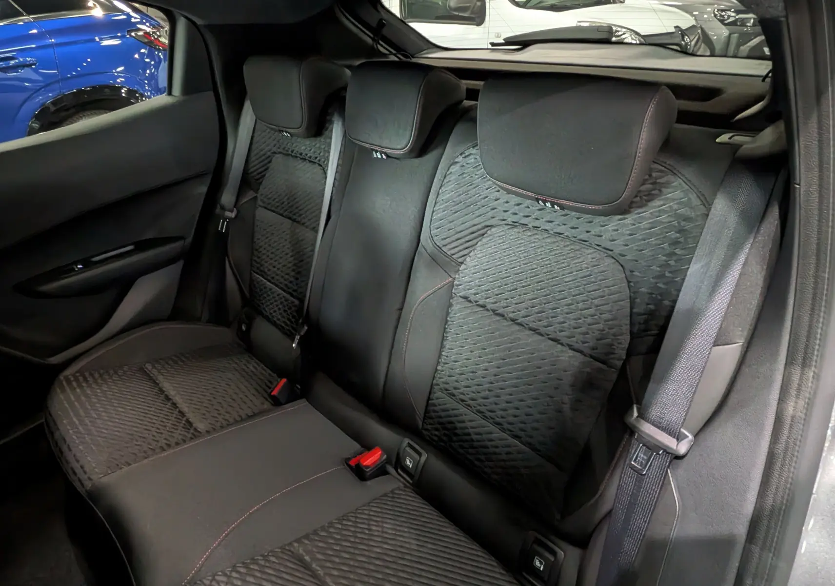 Vue intérieure arrière côté droit de la Renault Clio VI TCe 115 CH TECHNO avec sièges en microfibre noire texturée.