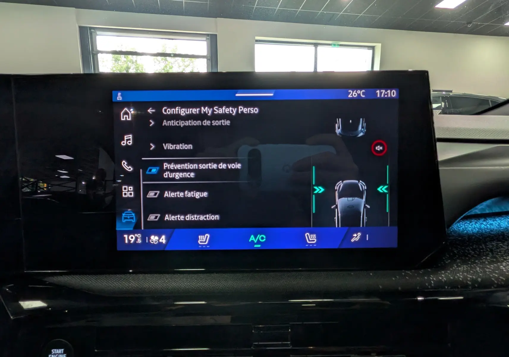 Écran tactile intérieur de la Renault Clio VI TCe 115 Gris Schiste affichant les options de sécurité et climatisation.