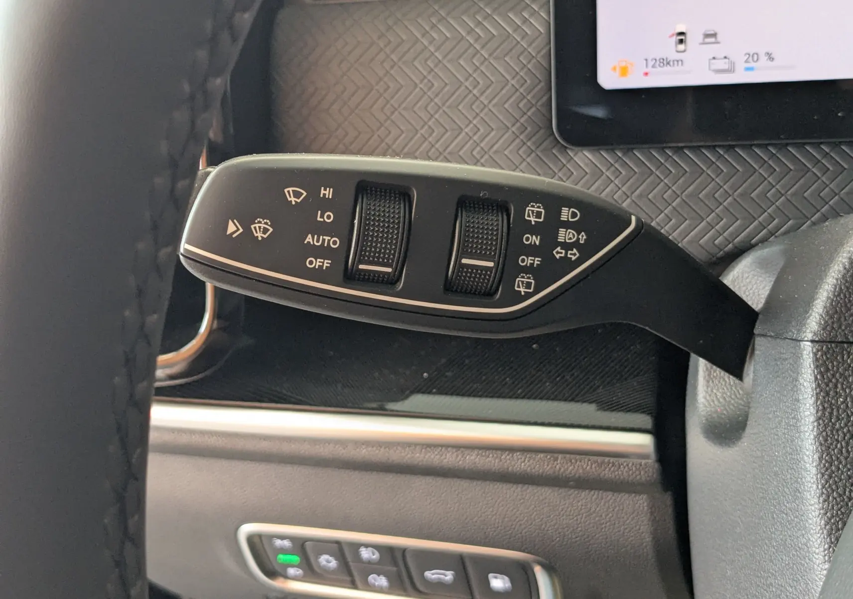 Gros plan sur la commande des essuie-glaces à gauche du volant dans l’habitacle noir du JAECOO J7 2026.