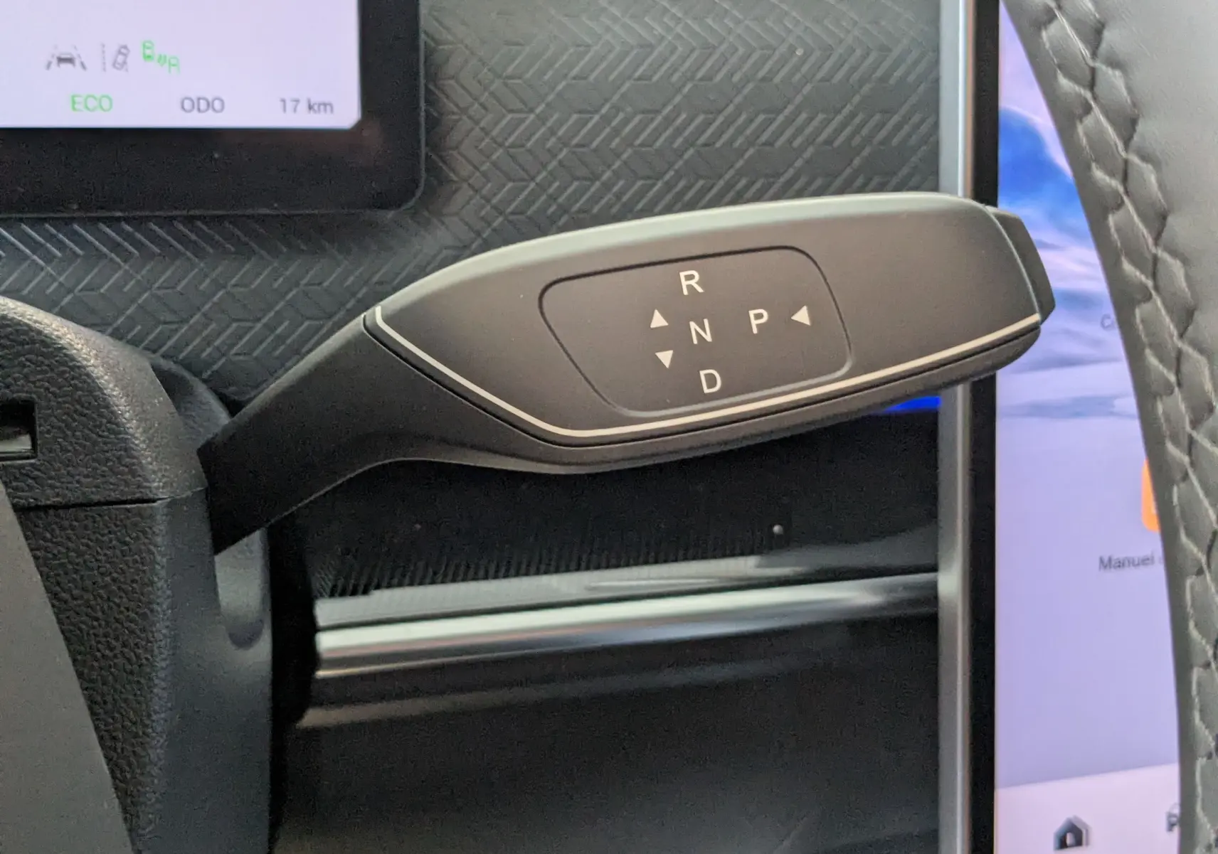 Le levier de boîte automatique noir du JAECOO J7 1.5 TGDI PHEV, vue rapprochée côté droit du volant.