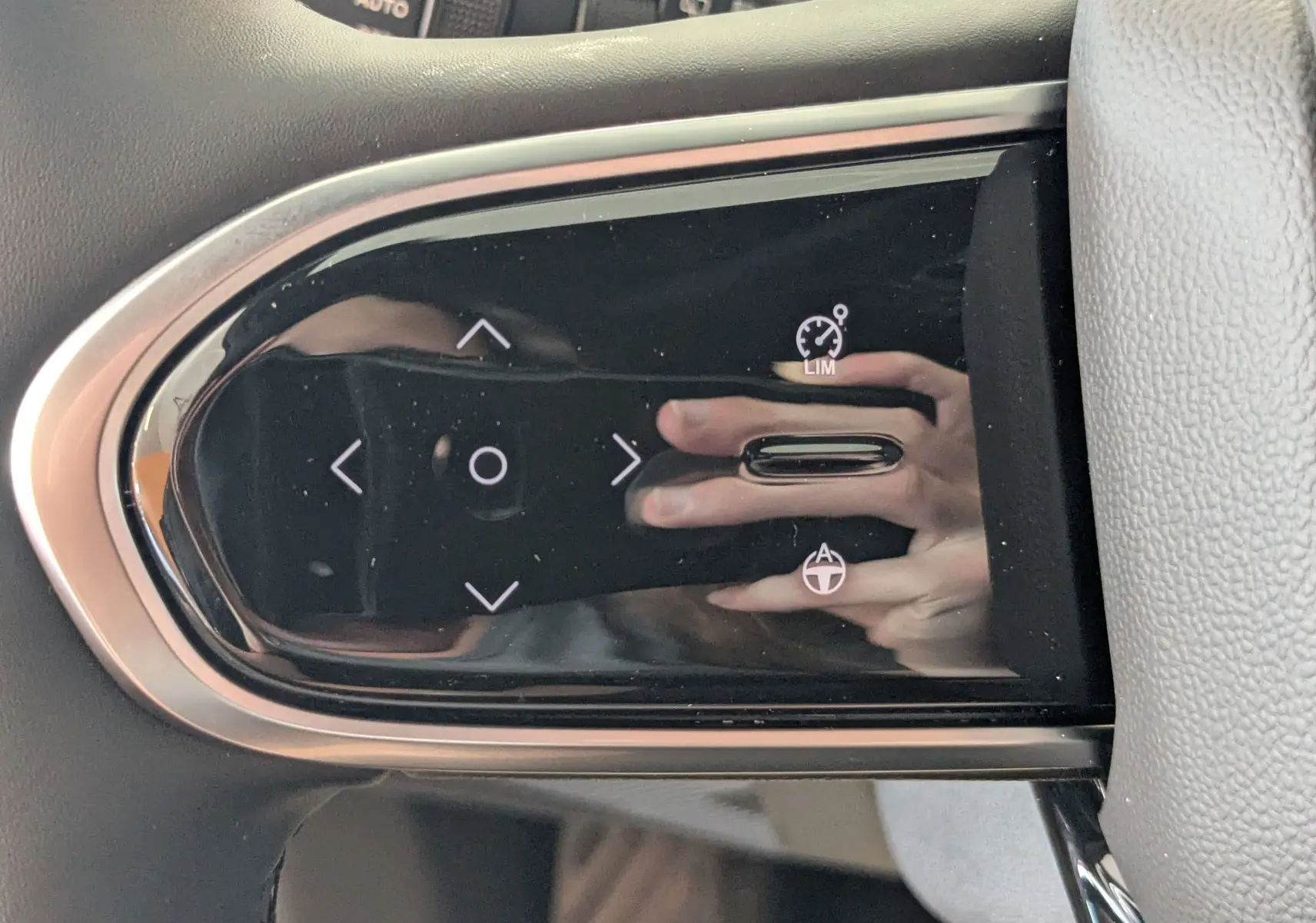 Gros plan sur les commandes noires brillantes au volant du JAECOO J7 1.5 TGDI PHEV 205CH EXCLUSIVE, finition carbone métal.
