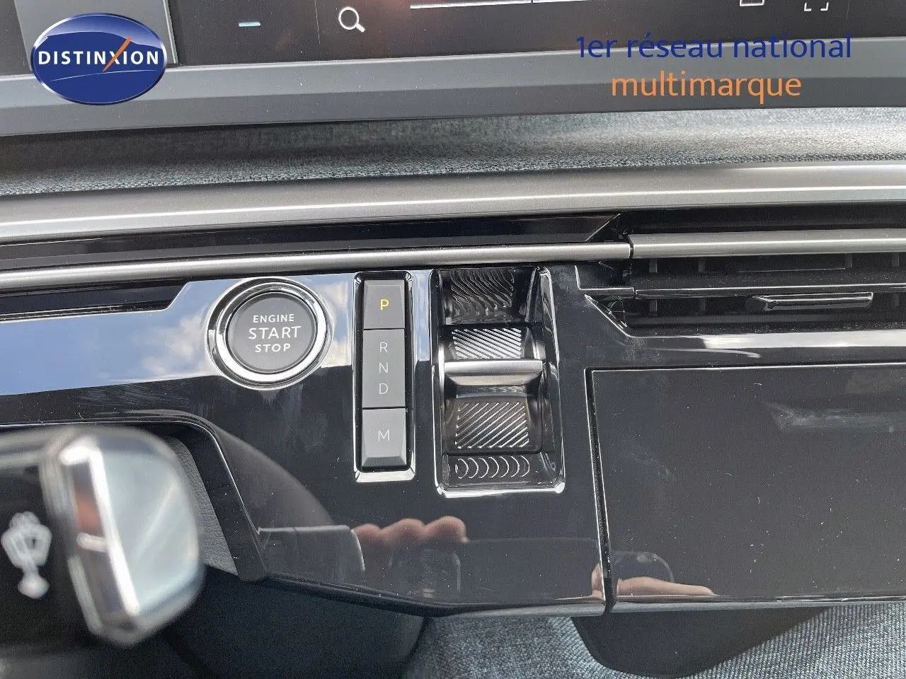 Détail de la console centrale noire brillante du Peugeot 3008 Hybrid 136ch, avec bouton start/stop et commandes de boîte auto.