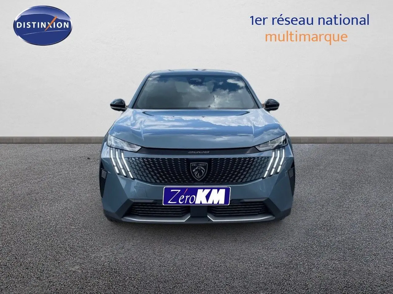 Vue frontale du Peugeot 3008 Hybrid 136ch Allure en bleu Ingaro Metal avec ses phares LED distinctifs allumés.