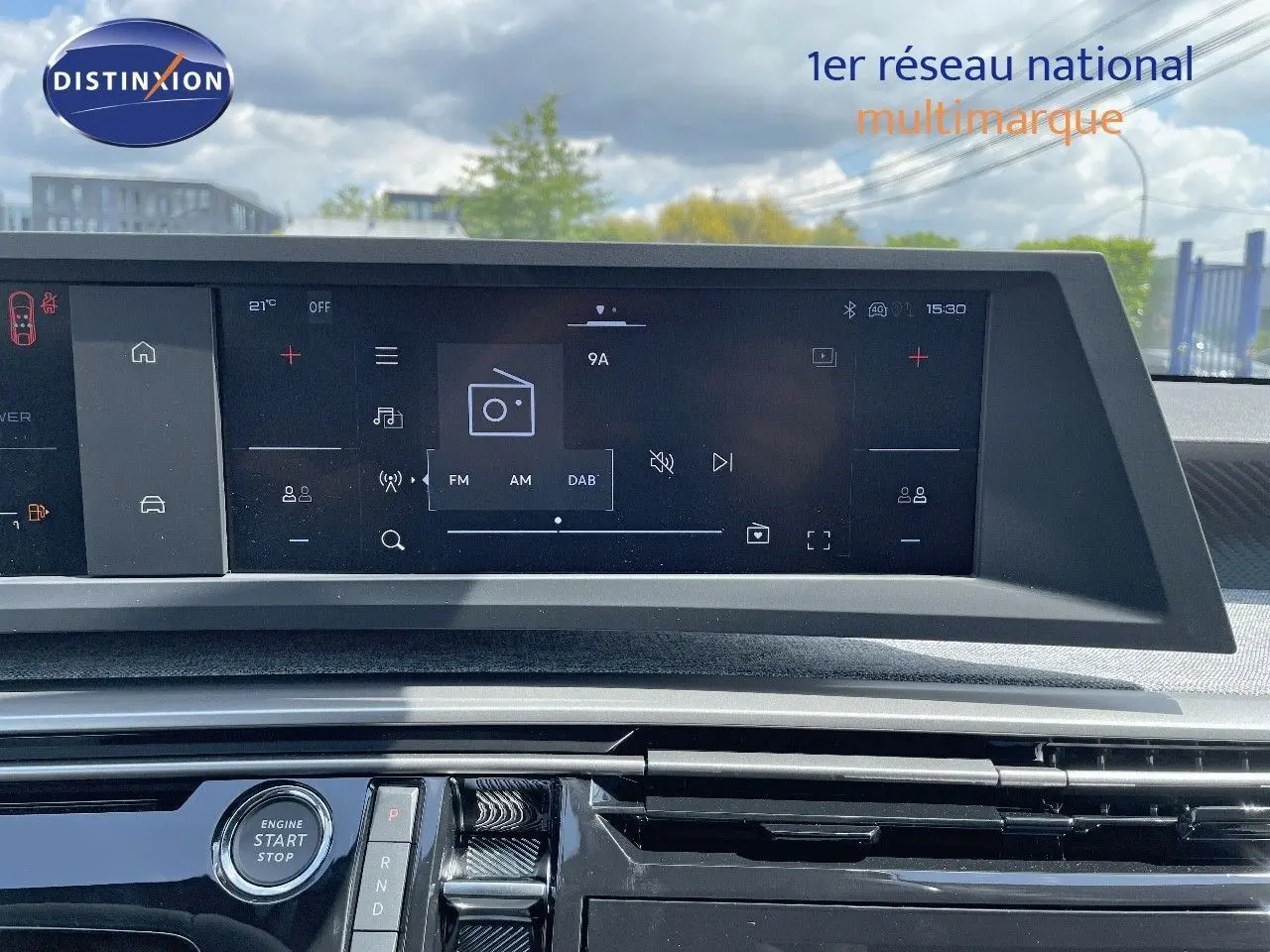 Tableau de bord du Peugeot 3008 Hybrid 136ch Allure 2025 avec écran tactile et bouton start/stop en vue rapprochée.