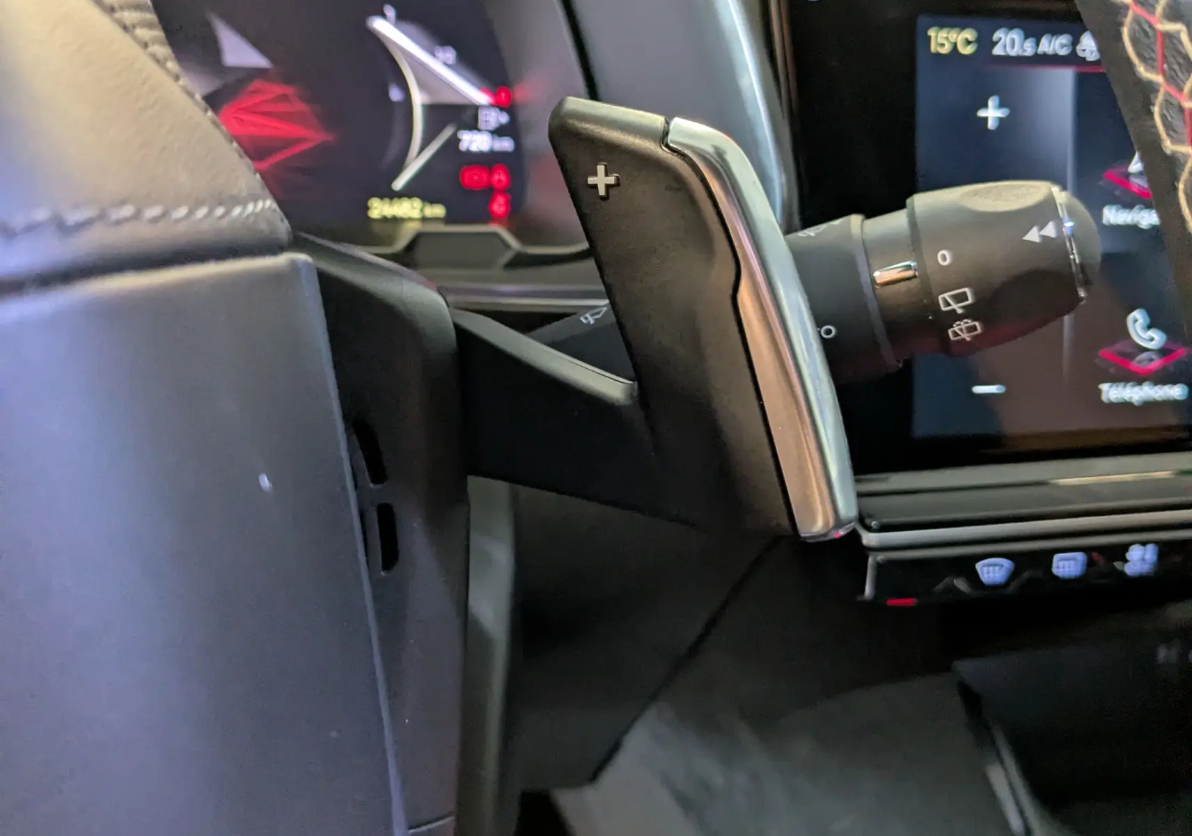 Gros plan sur la palette de changement de vitesse droite du DS7 2025, intérieur noir avec écran tactile et tableau de bord numérique.