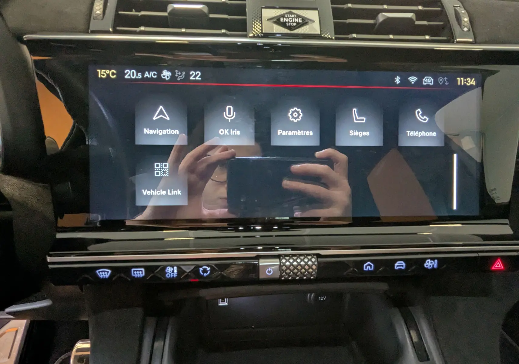 Écran tactile central du DS7 2025 gris laqué, affichant les options de navigation, sièges et téléphone.