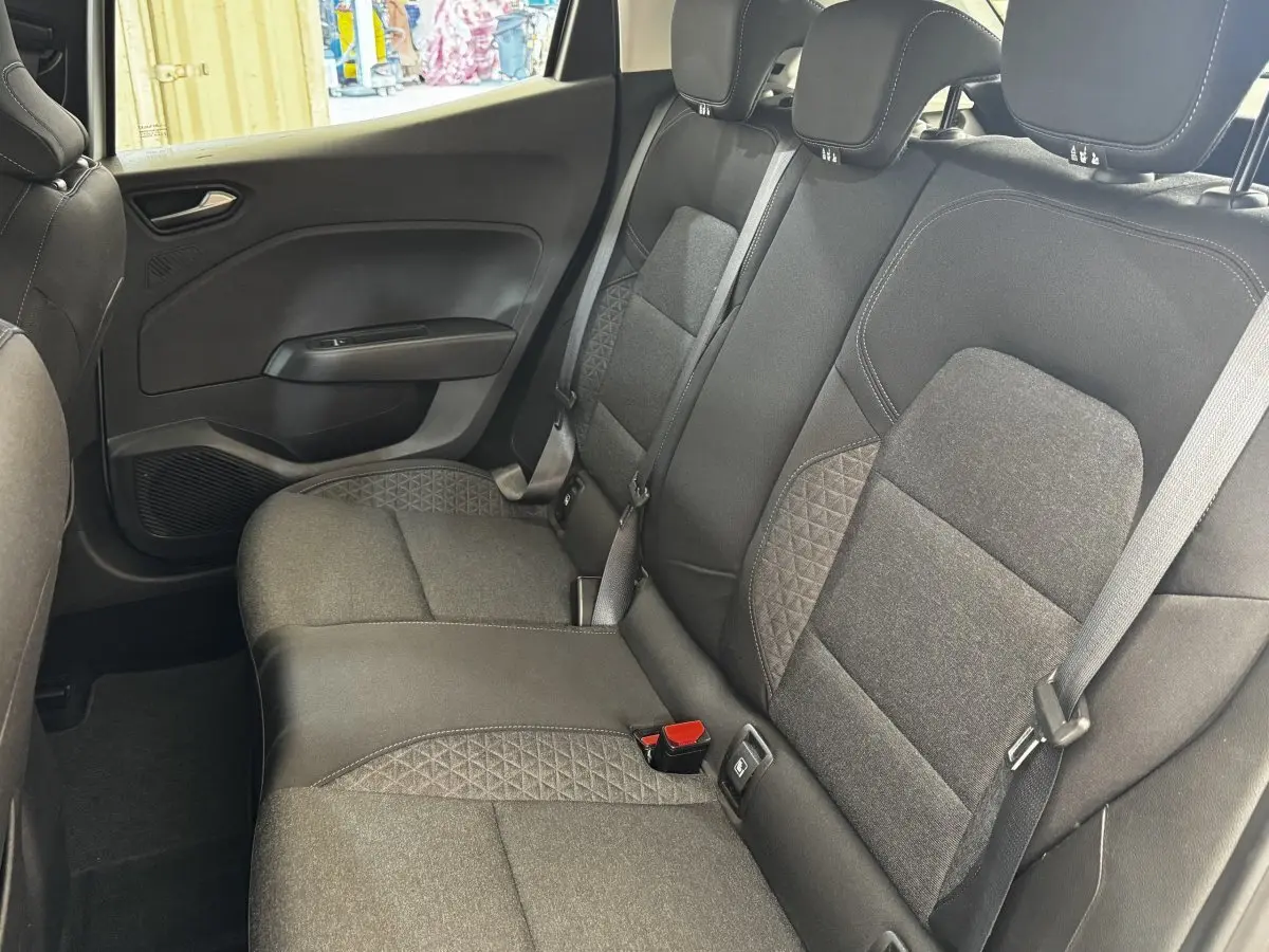 Vue côté droit de la banquette arrière noire avec ceintures et appuie-têtes dans une Renault Clio Business TCe 90 2020.