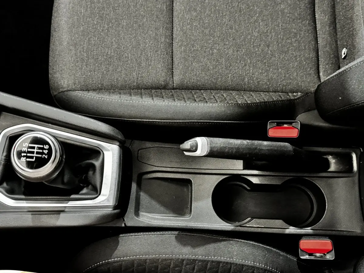 Vue plongeante sur la console centrale de la Renault Clio Business TCe 90 2020, avec levier de vitesse manuel et frein à main noir.