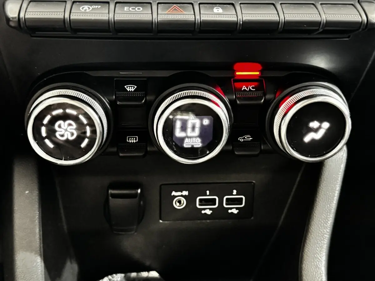 Gros plan sur les commandes de climatisation et ports USB de la Renault Clio Business TCe 90 2020, intérieur noir.