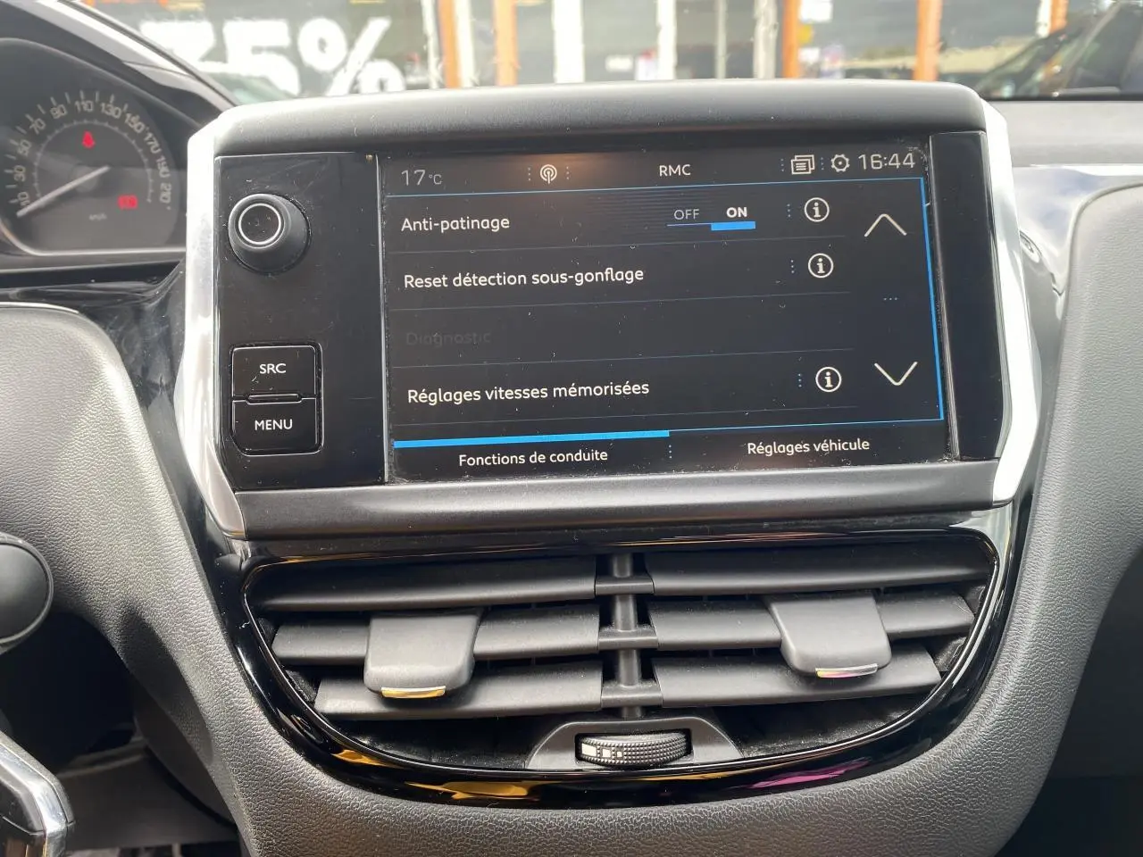 Écran tactile central du tableau de bord de la Peugeot 208 2018 avec réglages de conduite affichés.