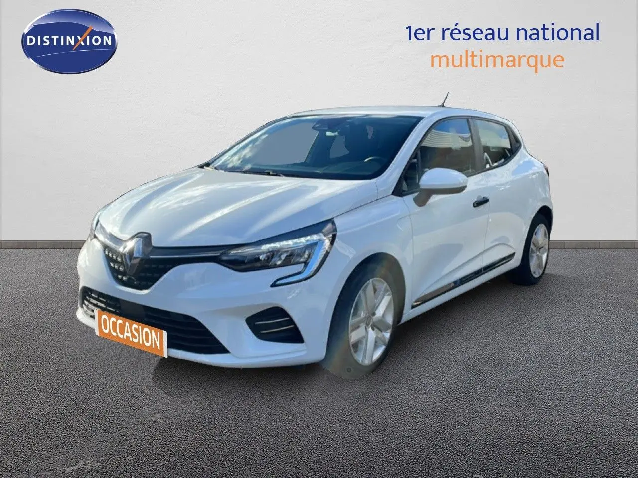 Renault Clio blanc glacier vue 3/4 avant droit, mettant en valeur ses phares LED et sa calandre distinctive.