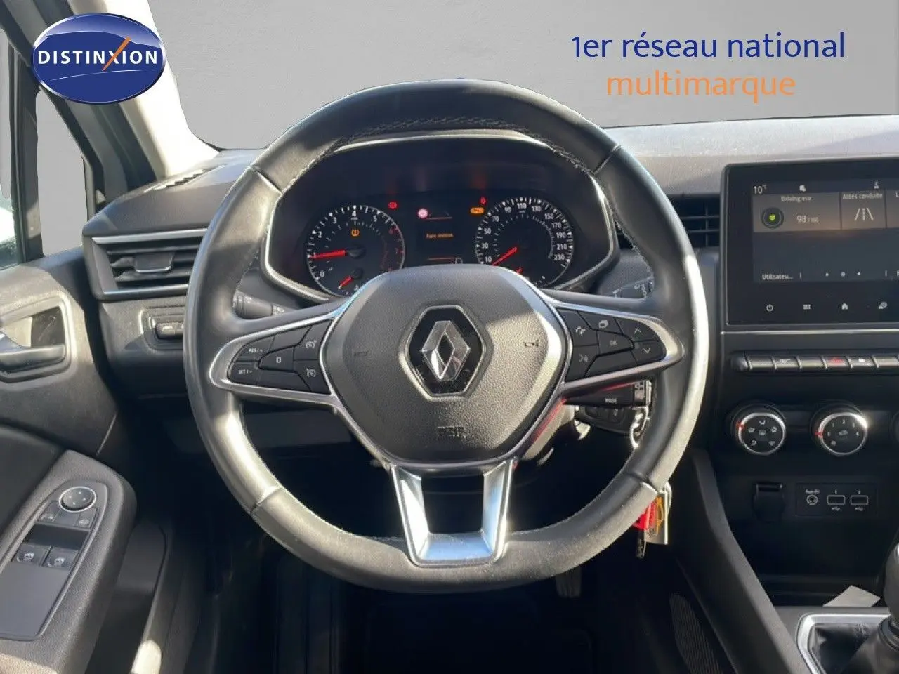 Vue intérieure centrée sur le volant Renault Clio blanc glacier 2021 avec tableau de bord et écran tactile visible