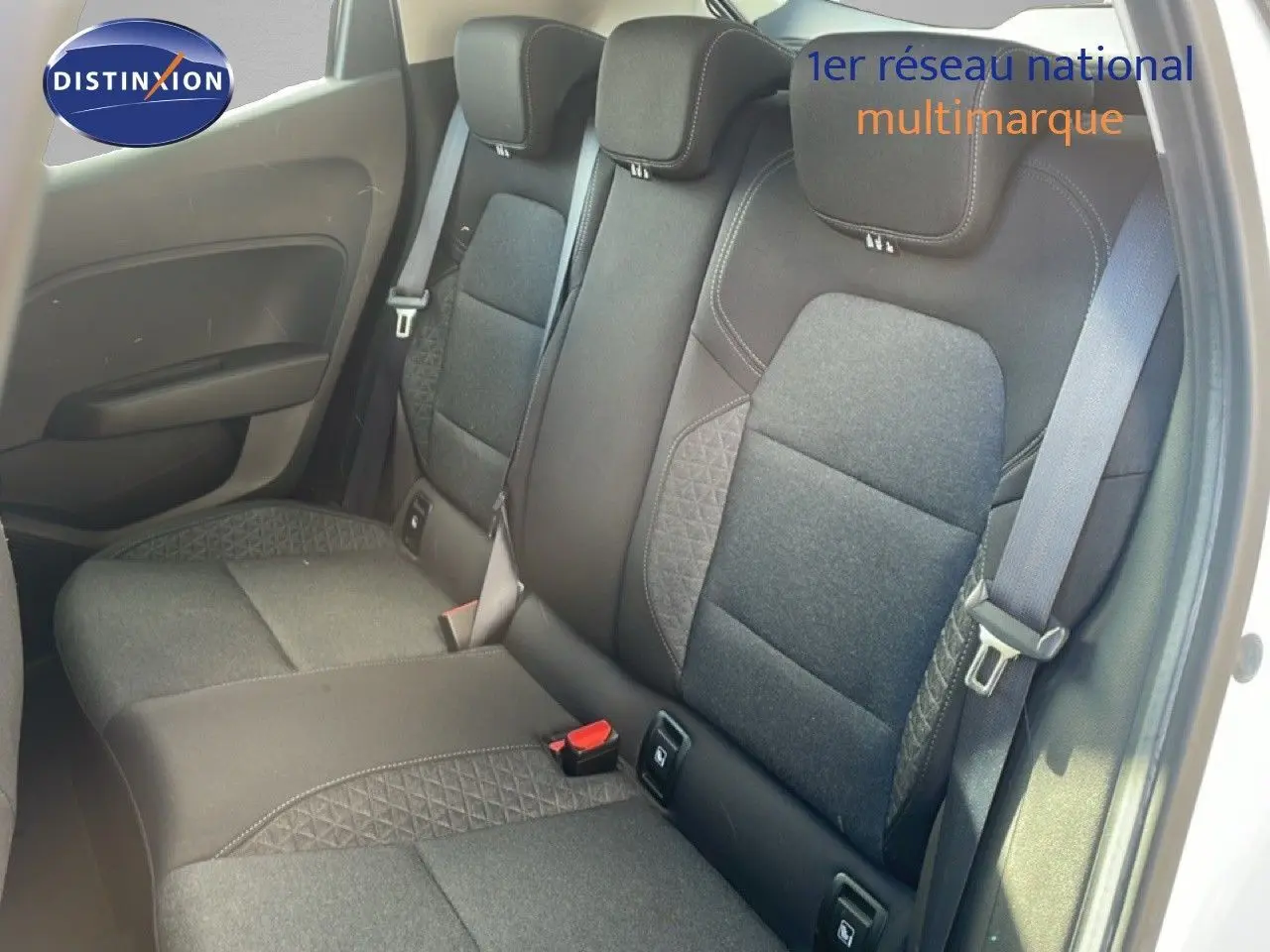 Banquette arrière en tissu gris noir de la Renault Clio blanc glacier, vue côté droit avec ceinture de sécurité visible.